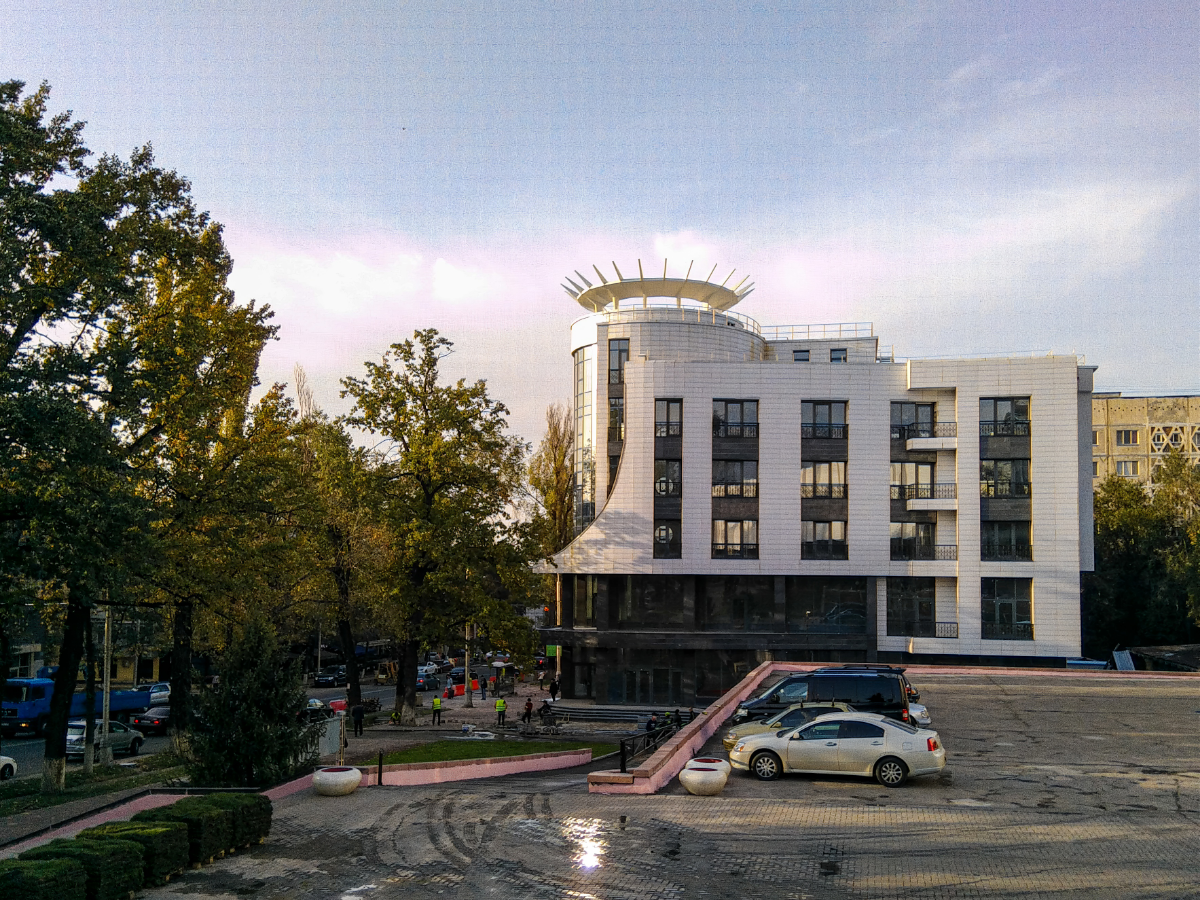 2018.09.27. Смартфон AGM A8. Странное, но любопытное строение возле театра Лермонтова (ГАРДТ им. М.Ю. Лермонтова) | Сетка — социальная сеть от hh.ru