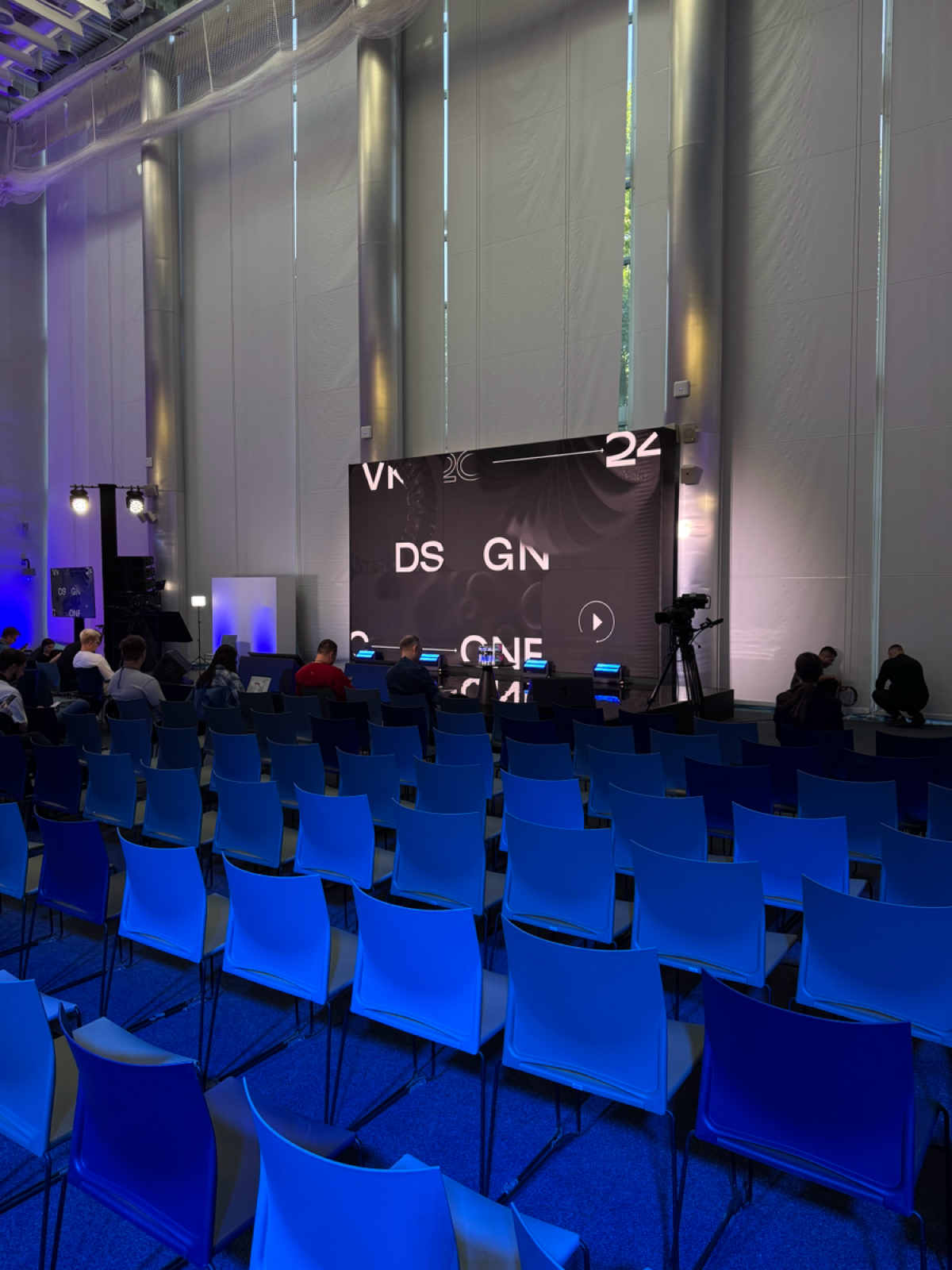 Сегодня на VK Design Conf × VK JT 2024. Пока жду начала, проверил капучино в кофепоинте, а вот во фреш-бар участников не пускают, только сотрудников | Сетка — социальная сеть от hh.ru
