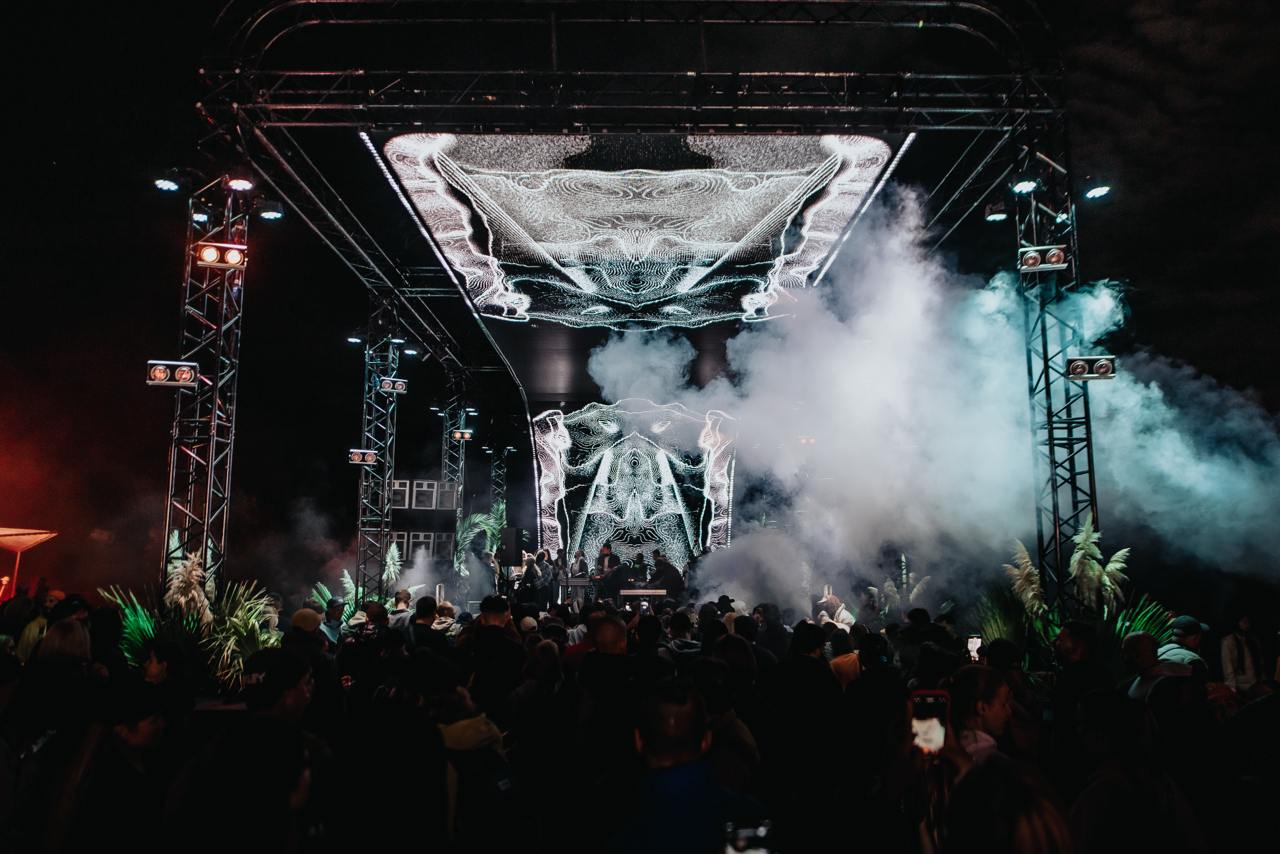 В чем особая магия ESCAPE STAGE Алисы: даже в непогоду на ней можно укрыться от дождя под огромным экраном.
❤️ — если уже там. | Сетка — социальная сеть от hh.ru