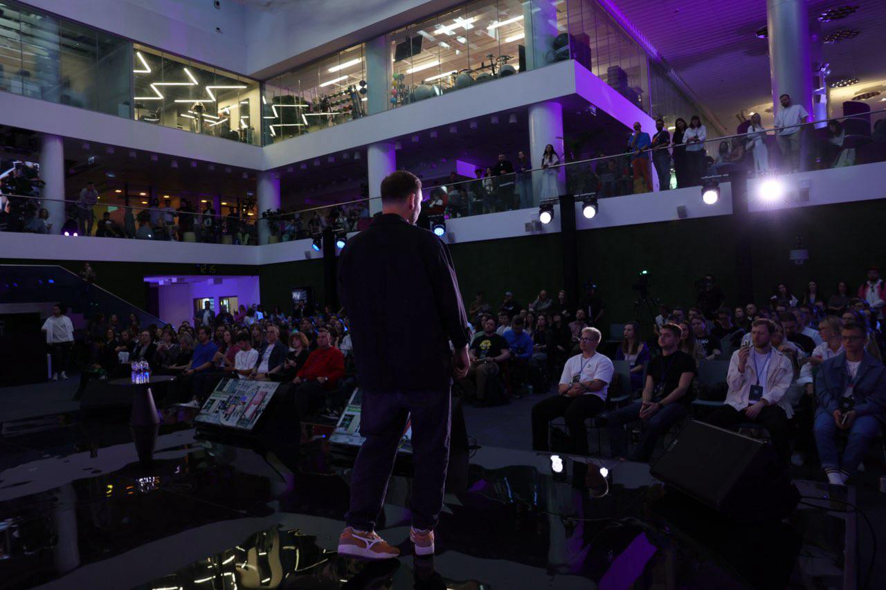 Конференция VK Design Conf × VK JT вызвала ажиотаж 🙀
Сегодня делимся первыми впечатлениями и фотками, а в ближайшие недели поделимся полным отчётом и опубликуем записи всех докладов | Сетка — социальная сеть от hh.ru