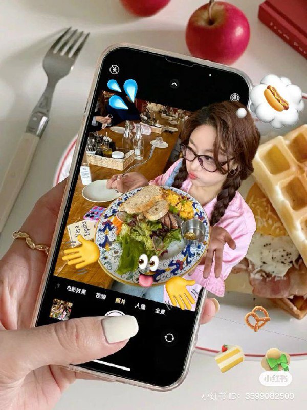 ❤️Интересная идея для фото❤️
Как такую сделать?
1. Сфотать фон(это может быть улица, кафе, да что угодно), сфотать себя, сфотать руку с телефоном
2 | Сетка — социальная сеть от hh.ru