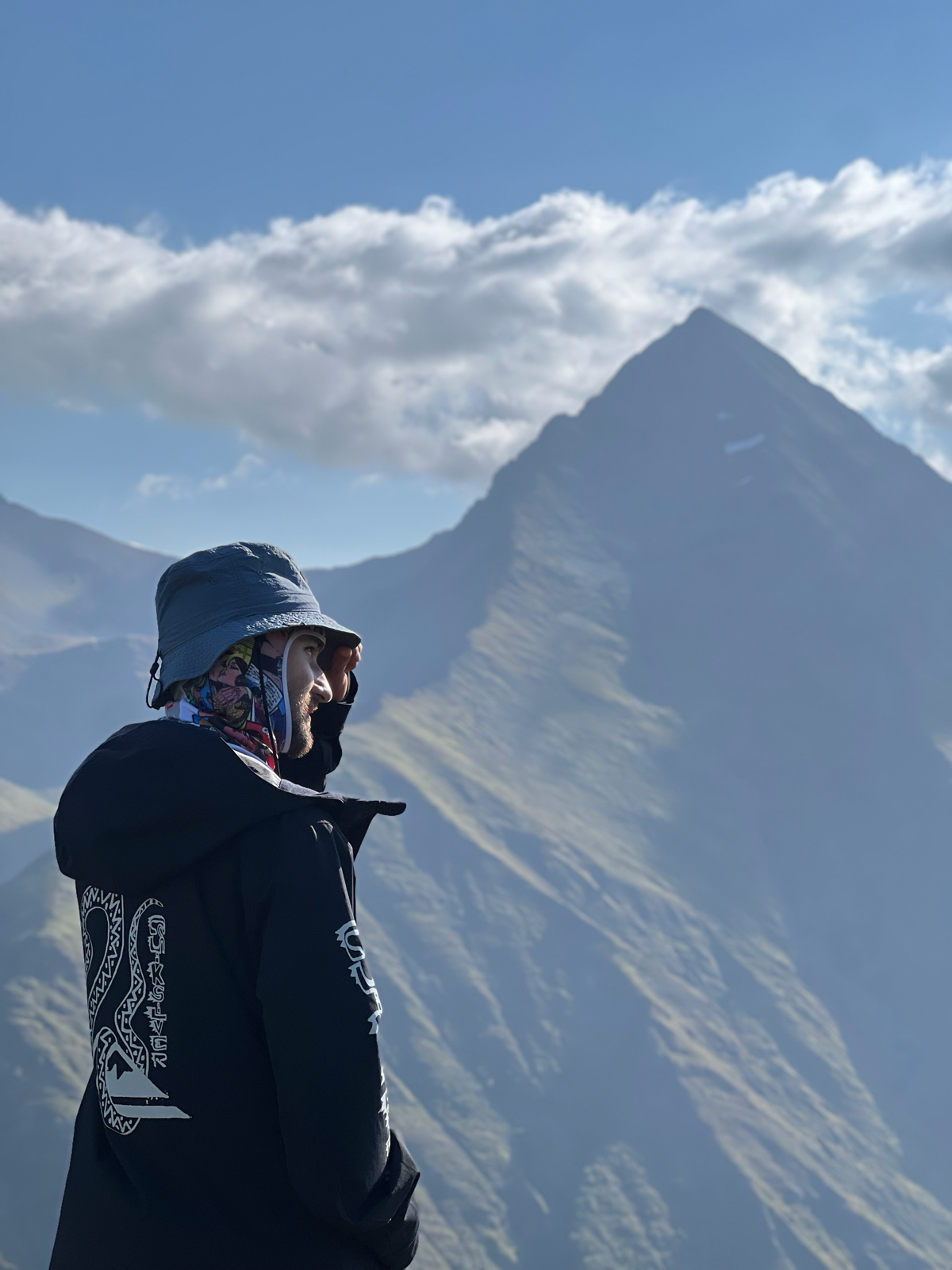 Сочинение на тему: «За что я люблю свою работу». 😍
Однажды летом, бросив все, променяв горы Урала на Кавказ и перебравшись в Поляну, для меня открылся новый удивительный мир | Сетка — социальная сеть от hh.ru