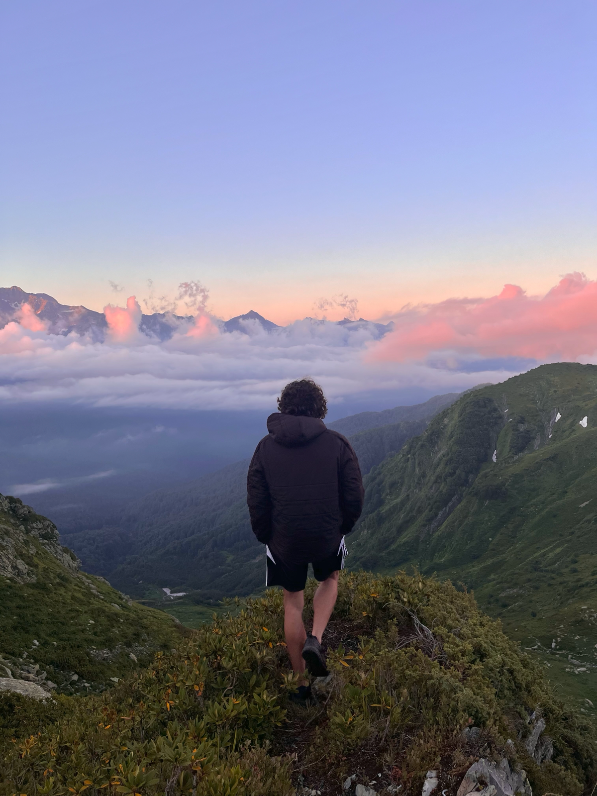 Сочинение на тему: «За что я люблю свою работу». 😍
Однажды летом, бросив все, променяв горы Урала на Кавказ и перебравшись в Поляну, для меня открылся новый удивительный мир | Сетка — социальная сеть от hh.ru