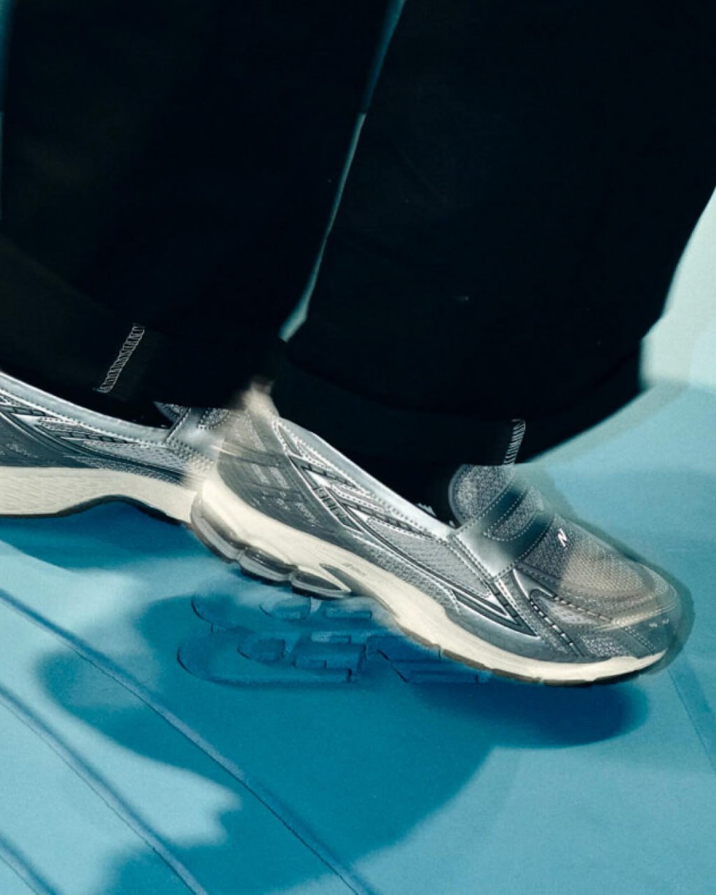 New Balance начали продажу новой модели 1906L — технологичных лоферов цвета металлик. Цена пары — $159 | Сетка — социальная сеть от hh.ru
