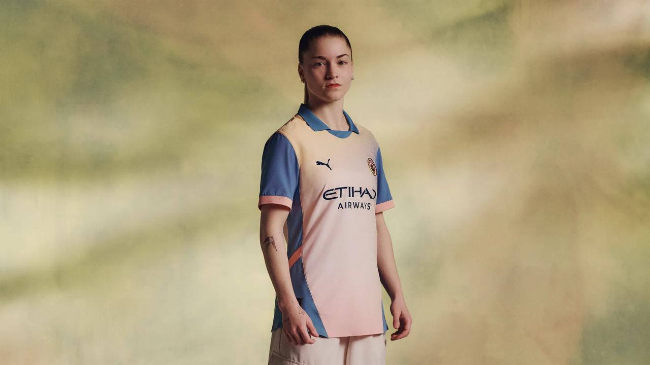 Puma выпустила новую форму для Манчестер Сити. Новый комплект вдохновлён брит-поп группой Oasis, которая объявила о своём воссоединении чуть меньше месяца назад | Сетка — социальная сеть от hh.ru