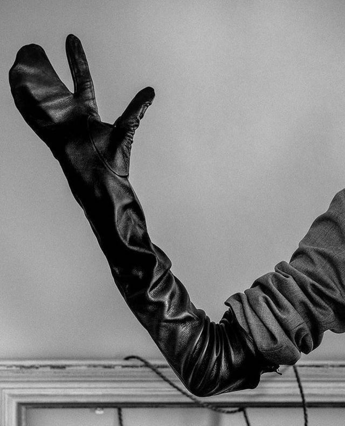 #fashion #style
MAISON MARTIN MARGIELA
FW 1999
LEATHER TABI GLOVES
📌Ссылка на телеграмм канал: https://t.me/sspxps
#дизайн #мода #fashion  #runaway #design | Сетка — социальная сеть от hh.ru