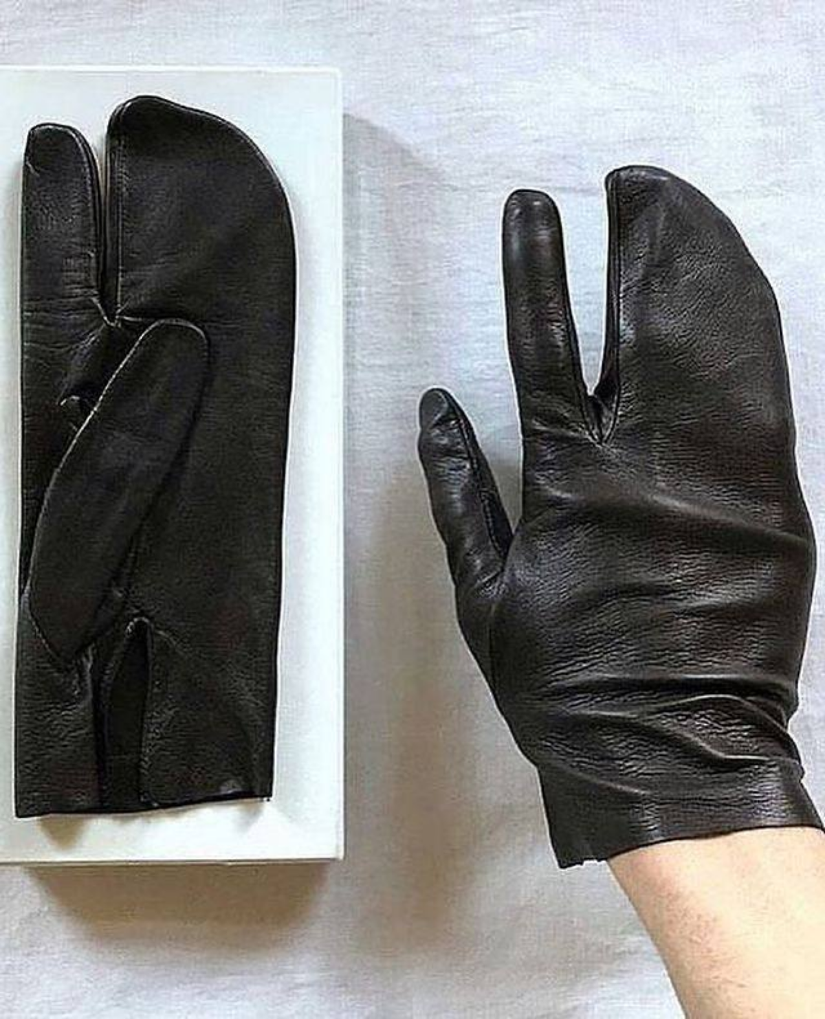 #fashion #style
MAISON MARTIN MARGIELA
FW 1999
LEATHER TABI GLOVES
📌Ссылка на телеграмм канал: https://t.me/sspxps
#дизайн #мода #fashion  #runaway #design | Сетка — социальная сеть от hh.ru