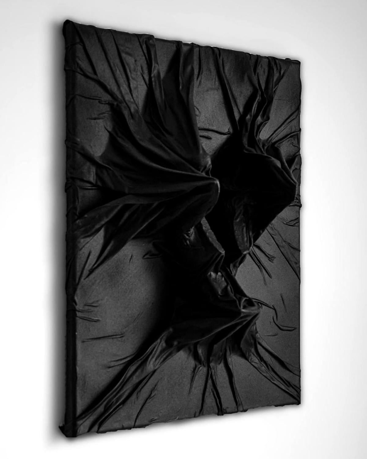 Жуткие кошмары, запечатанные в полотне
Картины руки Елены Найдовска —чистое воплощение ужаса и тревоги. Складывается ощущение, будто что-то или кто-то навеки заточен в полотне | Сетка — социальная сеть от hh.ru