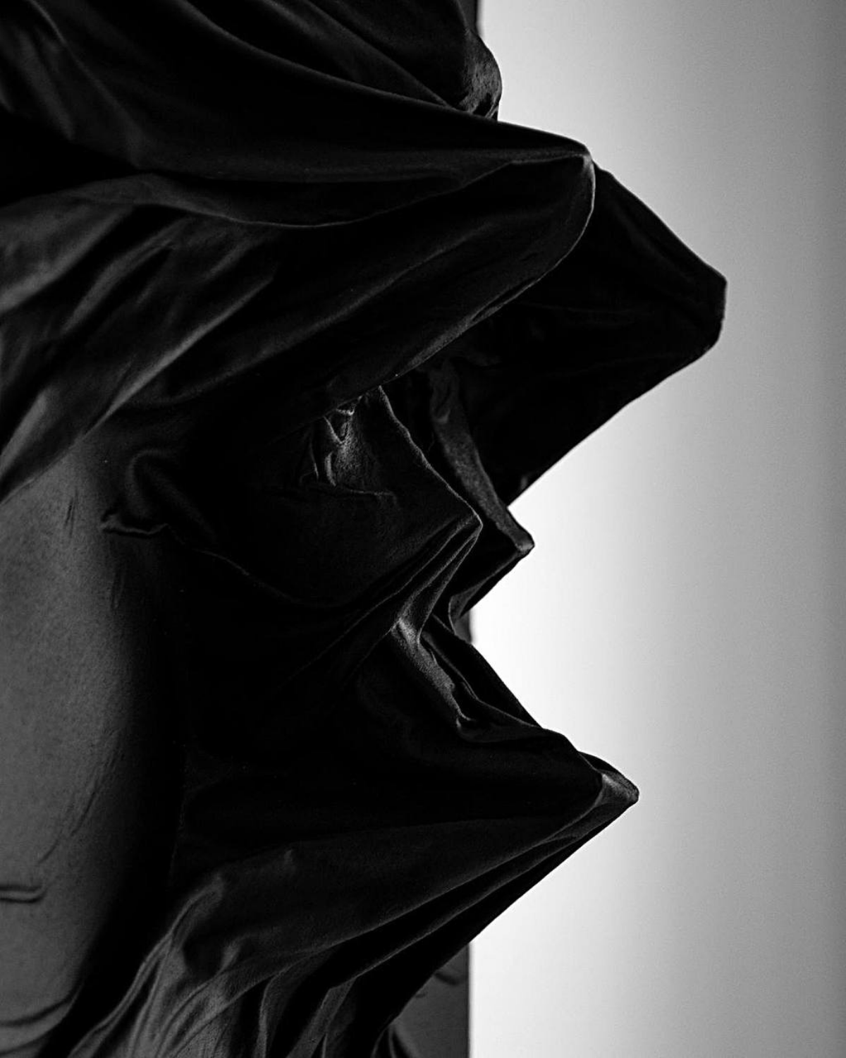 Жуткие кошмары, запечатанные в полотне
Картины руки Елены Найдовска —чистое воплощение ужаса и тревоги. Складывается ощущение, будто что-то или кто-то навеки заточен в полотне | Сетка — социальная сеть от hh.ru