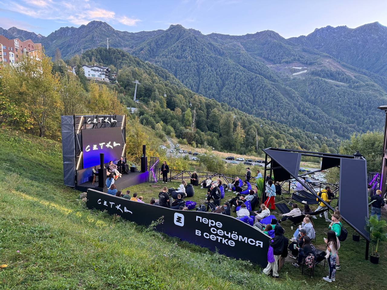 в 14:00 ждем тех, кто готов расслабляться на чилл-сессии в SPACE Сетка. 
Тема: «Как быть искренним в соцсетях в 2024 году?» | Сетка — социальная сеть от hh.ru