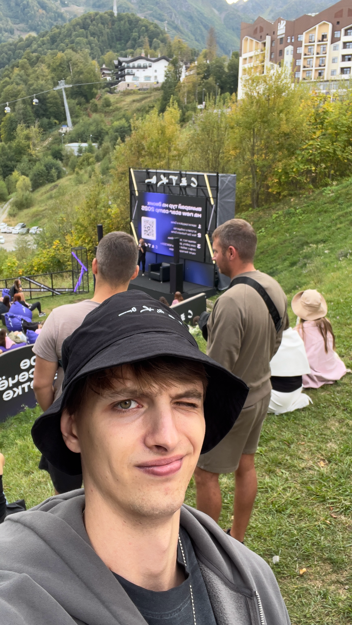 #нетворкингвгорах
Люблю свою работу из за того, что можно получать деньги за деятельность, которая тебя не тяготит, не опустошает, а дает только положительные эмоции, и даже в отпуск уходишь с трудом. | Сетка — социальная сеть от hh.ru