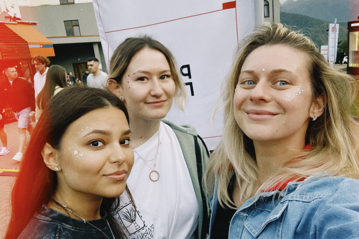 Люблю свою работу за возможности, открытия, людей и возможность создавать, сочинять и наслаждаться жизнью 🫶🏼 
На самом деле, моя работа это больше про людей — понять, что им нравится, что их увлекает ... | Сетка — социальная сеть от hh.ru