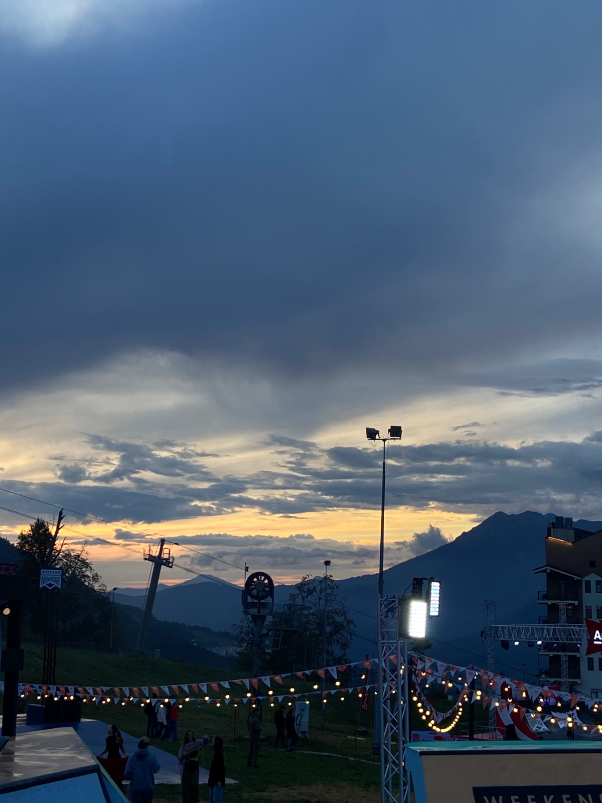 #нетвеоркингвгорах
я люблю свою работу, потому что нет ничего лучше, чем познавать новое и делиться этим с другими! 
распространять добро и любовь к танцу и музыке. | Сетка — социальная сеть от hh.ru