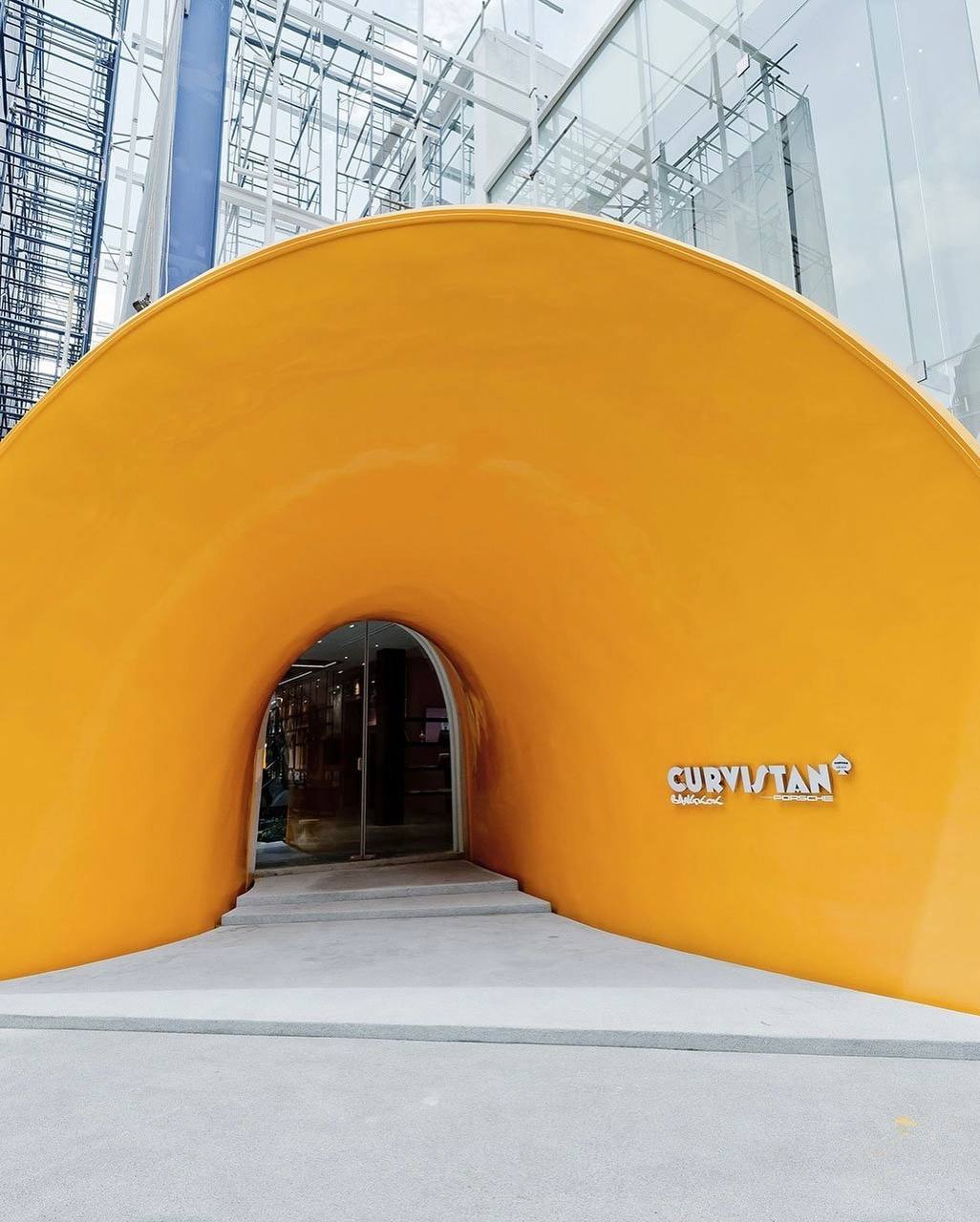 Геометрия и цвет 
На дворе понедельник, и как обычно, я хочу поделиться чем-то вдохновляющим - стилевое место Curvistan в Бангкоке.
Curvistan — это целая вселенная эстетики | Сетка — социальная сеть от hh.ru