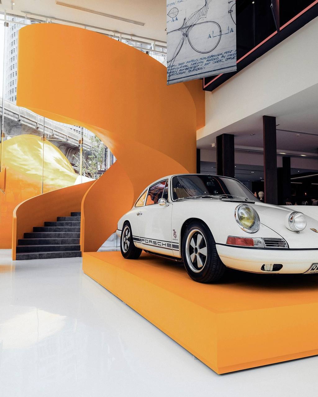 Геометрия и цвет 
На дворе понедельник, и как обычно, я хочу поделиться чем-то вдохновляющим - стилевое место Curvistan в Бангкоке.
Curvistan — это целая вселенная эстетики | Сетка — социальная сеть от hh.ru