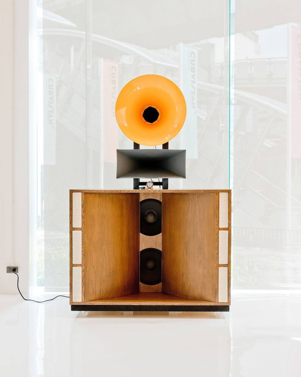 Геометрия и цвет 
На дворе понедельник, и как обычно, я хочу поделиться чем-то вдохновляющим - стилевое место Curvistan в Бангкоке.
Curvistan — это целая вселенная эстетики | Сетка — социальная сеть от hh.ru