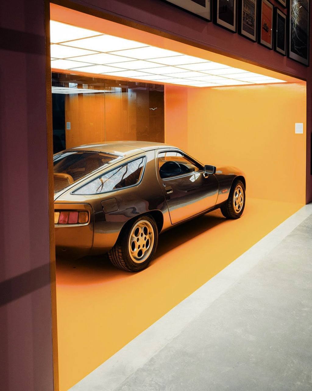 Геометрия и цвет 
На дворе понедельник, и как обычно, я хочу поделиться чем-то вдохновляющим - стилевое место Curvistan в Бангкоке.
Curvistan — это целая вселенная эстетики | Сетка — социальная сеть от hh.ru