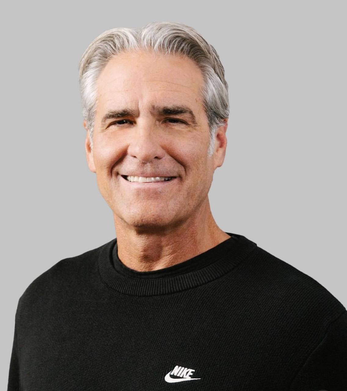 #Артем Just do it.
В сети вирусится удивительная история Эллиота Хилла – нового CEO Nike (пятый в истории компании). Дело в том, что Хилл пришел на стажировку в Nike еще в 1988 | Сетка — социальная сеть от hh.ru