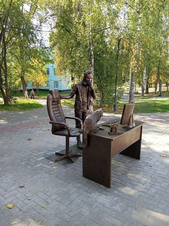 Первый памятник программисту 👨🏻‍💻
В Ижевске после Дня программиста появилась соответствующая скульптура.
Авторы скульптуры - профессионалы своего дела | Сетка — социальная сеть от hh.ru