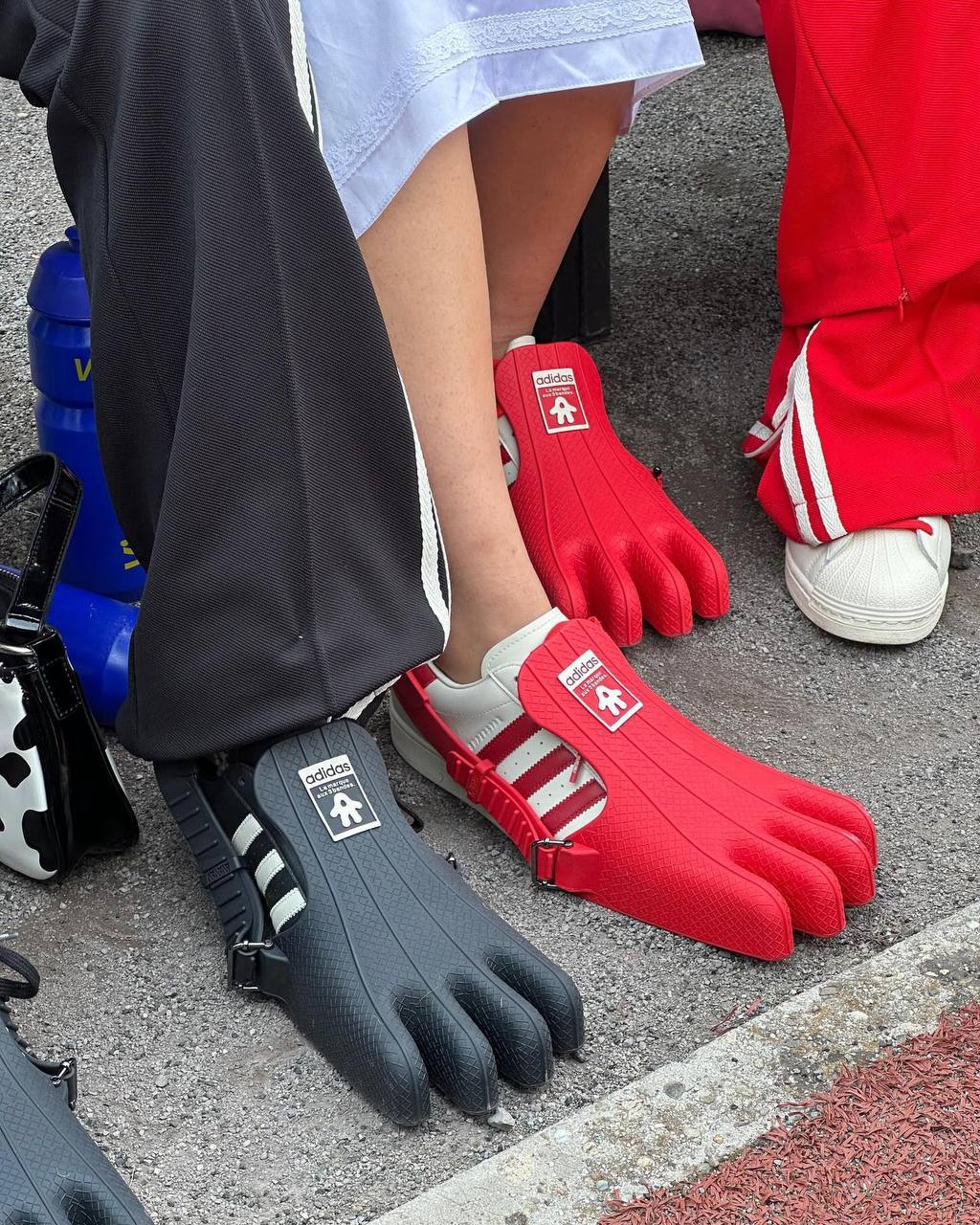 О май гадбл, adidas вместе с AVAVAV сделали накладку с ПАЛЬЦАМИ на кроссовки.
Выглядит кринжово и непонятно, зачем это вообще нужно.
🍕зумеры в телеграм | Сетка — социальная сеть от hh.ru