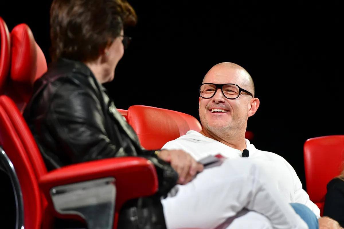 Недавно ex-дизайнер Apple Джони Айв поработал с брендом одежды Moncler. А теперь нас ждет новая интригующая коллаборация | Сетка — социальная сеть от hh.ru
