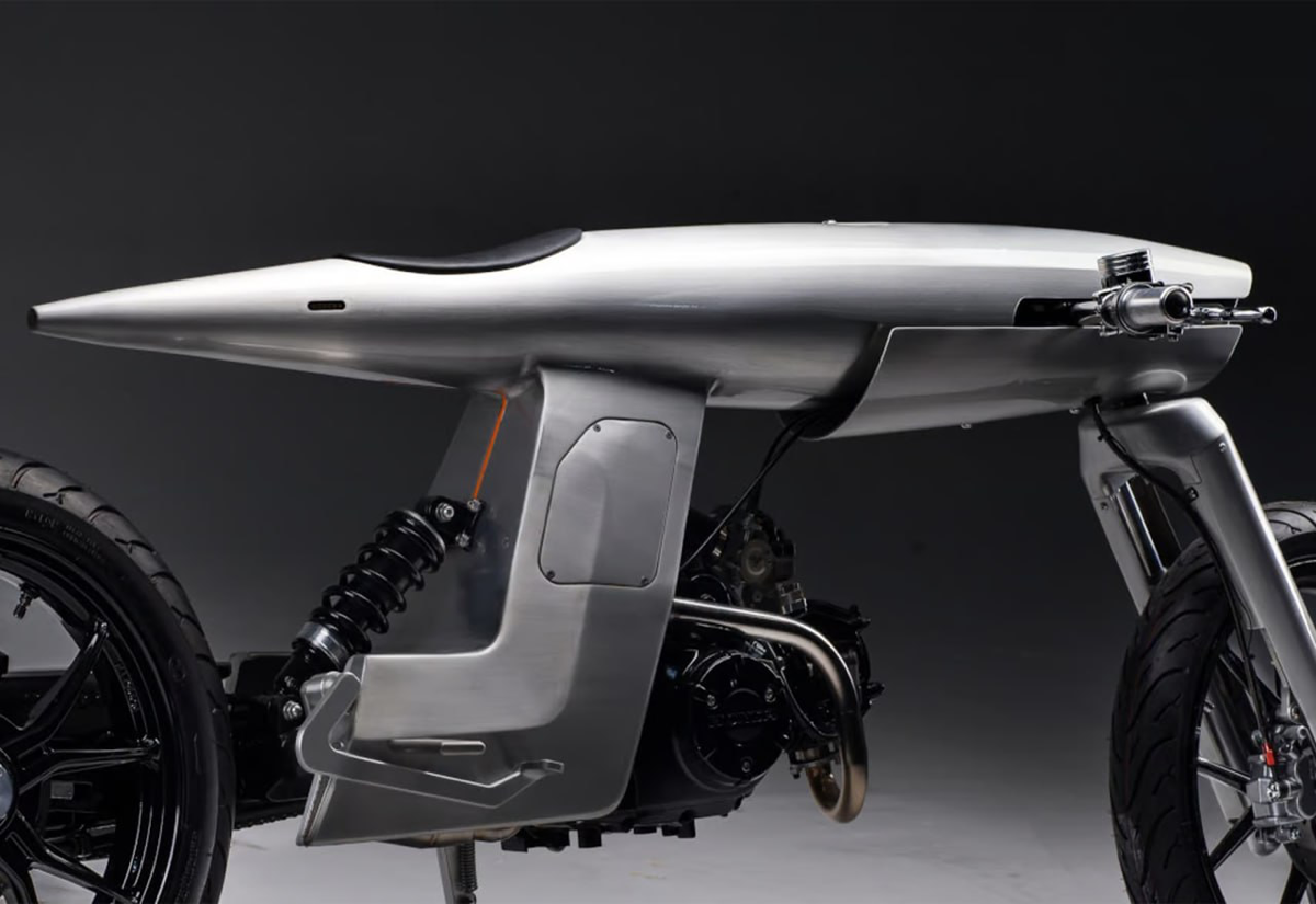 ⚡️EVE Odyssey  — футуристичный алюминиевый мотоцикл компании Bandit9 🏍️
Основные характеристики:
●   Двигатель: 125-кубовый Honda с воздушным охлаждением.
●   Коробка передач: четырёхступенчатая | Сетка — социальная сеть от hh.ru