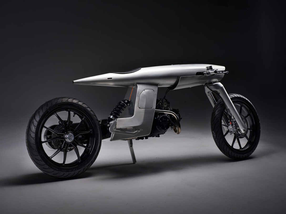 ⚡️EVE Odyssey  — футуристичный алюминиевый мотоцикл компании Bandit9 🏍️
Основные характеристики:
●   Двигатель: 125-кубовый Honda с воздушным охлаждением.
●   Коробка передач: четырёхступенчатая | Сетка — социальная сеть от hh.ru