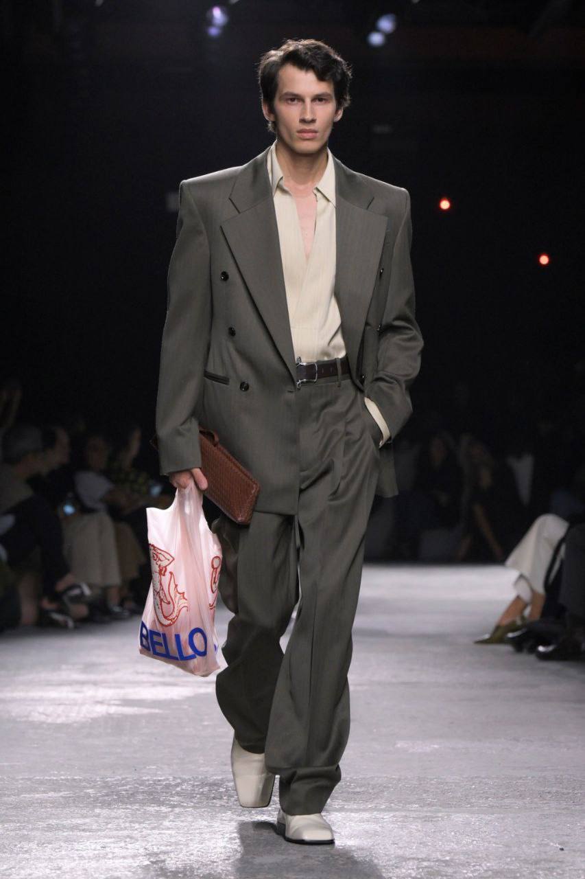 Bottega Veneta представила новую коллекцию на 2025 год и показала, в чём будет модно ходить в офис.
как ты видишь себя, когда идёшь из пятёрочки с огромным пакетом
🍕зумеры в телеграм | Сетка — социальная сеть от hh.ru