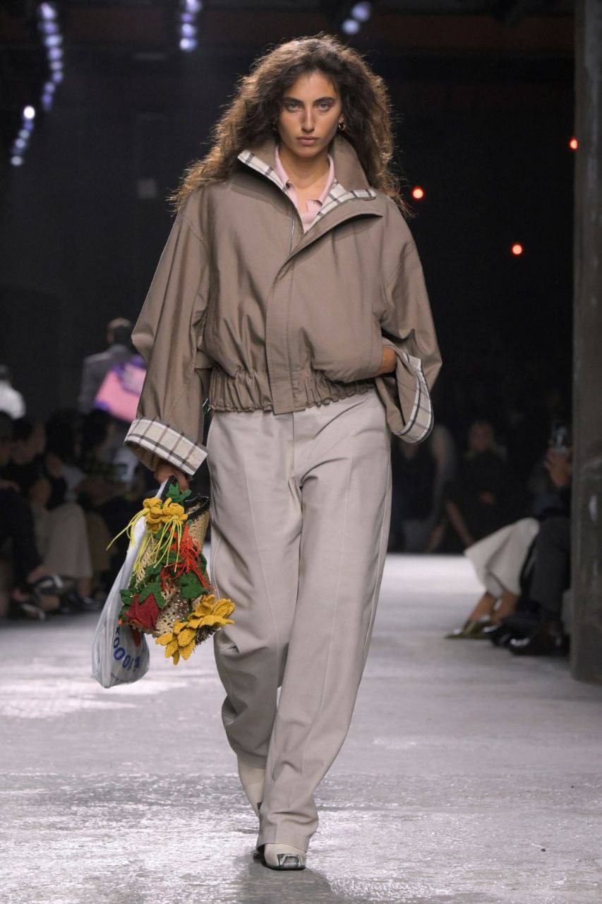 Bottega Veneta представила новую коллекцию на 2025 год и показала, в чём будет модно ходить в офис.
как ты видишь себя, когда идёшь из пятёрочки с огромным пакетом
🍕зумеры в телеграм | Сетка — социальная сеть от hh.ru