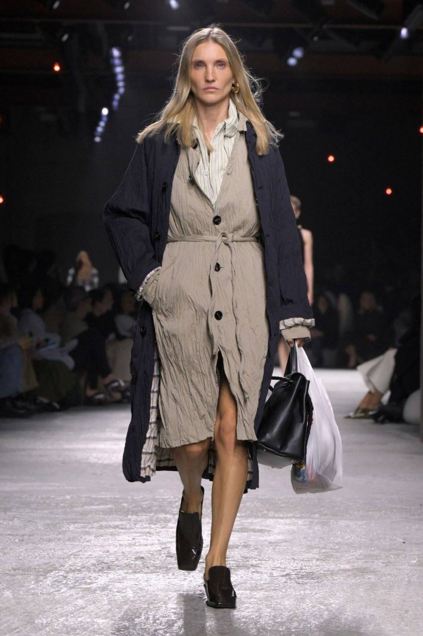 Bottega Veneta представила новую коллекцию на 2025 год и показала, в чём будет модно ходить в офис.
как ты видишь себя, когда идёшь из пятёрочки с огромным пакетом
🍕зумеры в телеграм | Сетка — социальная сеть от hh.ru