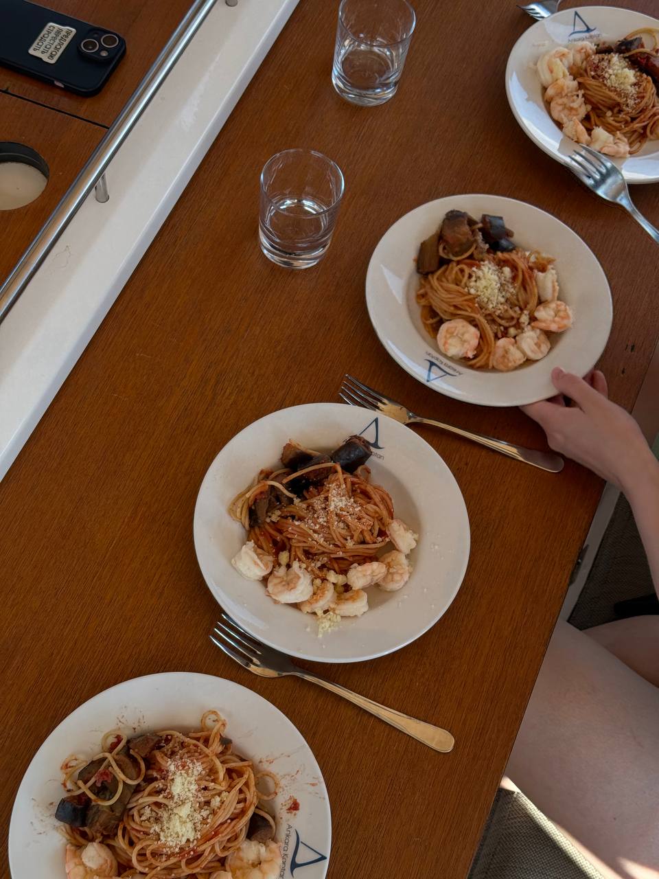 Собрались на одной лодке продакт из Вкусвилла, маркетолог в свободном плавании, директор по рискам из Яндекса, дизайнер из Литреса и ещё пара классных ребят | Сетка — социальная сеть от hh.ru