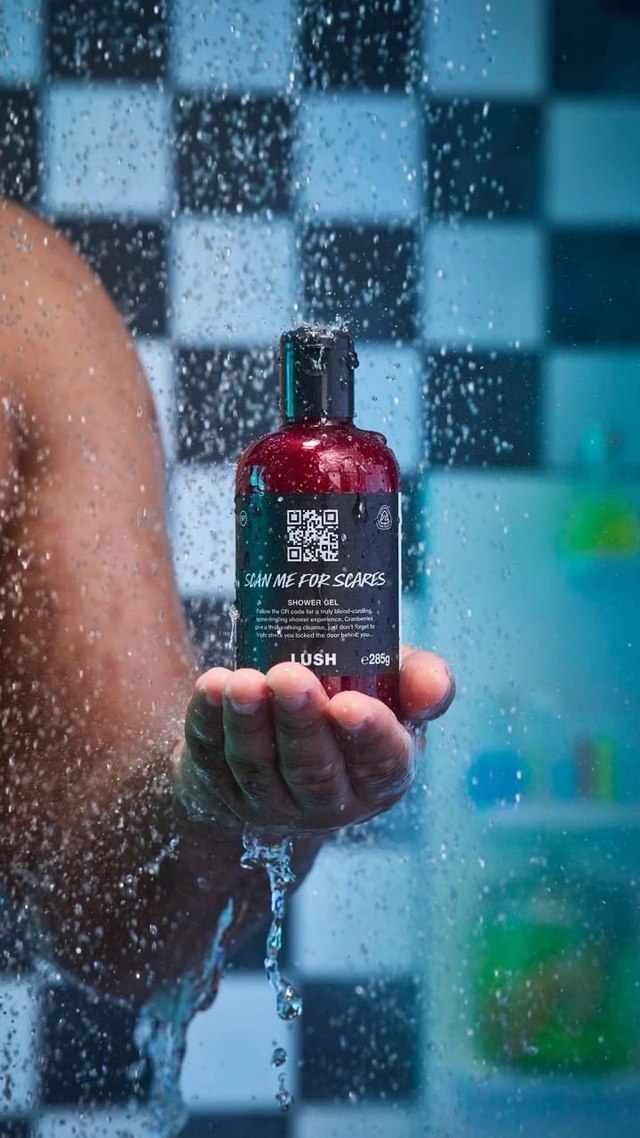 Lush выпустили гель для душа выглядит как кровь за счёт яркого цвета из-за натуральной клюквы в составе.
Крутой подгон накануне Хэллоуина.
#Реклама | Сетка — социальная сеть от hh.ru