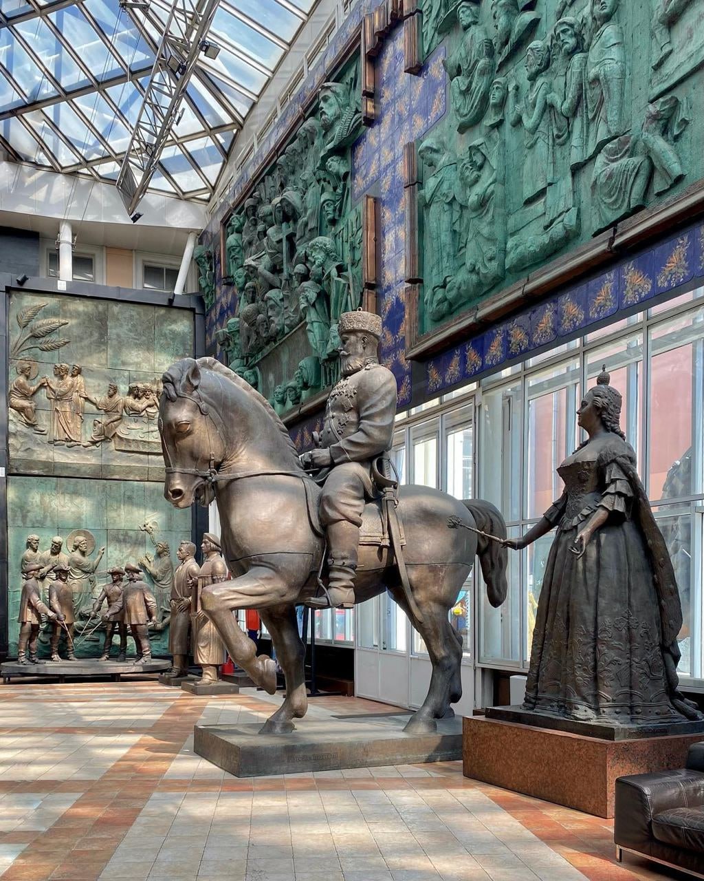 🏛 Сегодня можно бесплатно сходить в Галерею искусств Зураба Церетели
25 сентября с 12:00 до 20:00
Выставку составляют живописные полотна, монументальная и станковая скульптура, графика, эмалевые панно... | Сетка — социальная сеть от hh.ru