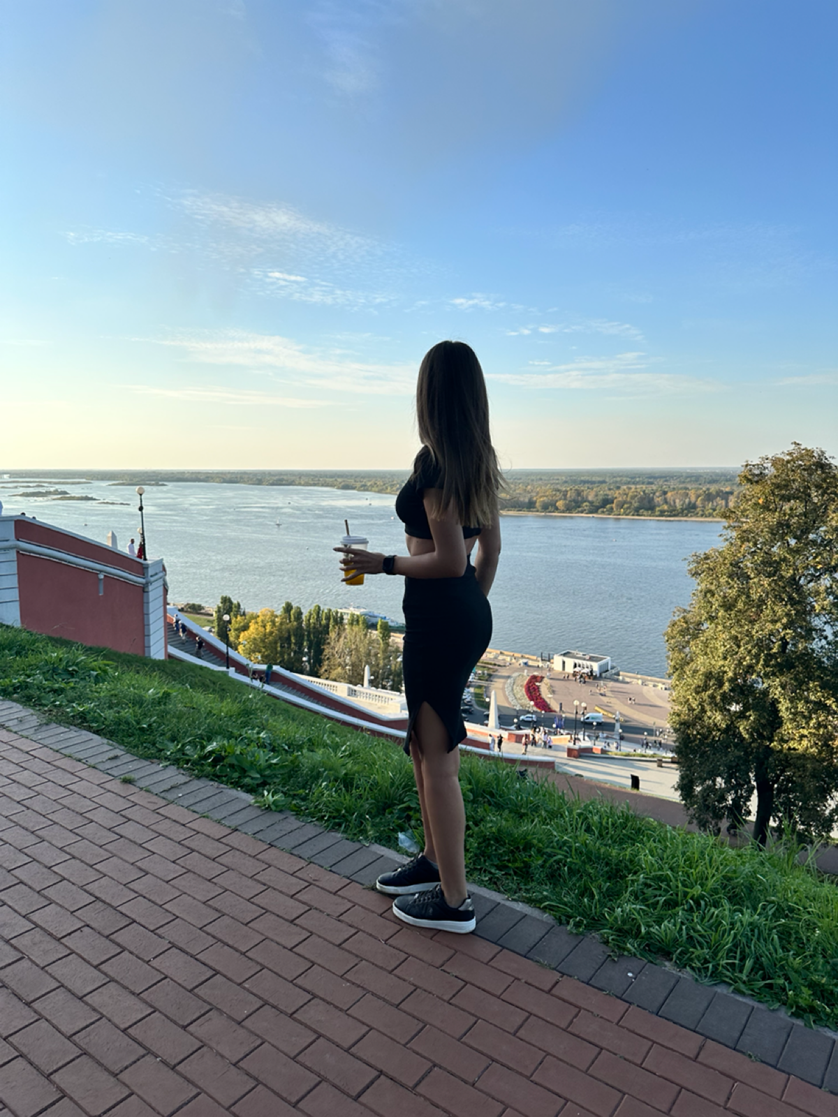 Пост-знакомство
Всем привет!
Меня зовут Александра, мне 23, я живу в прекрасном Нижнем Новгороде 🌆
И я работаю в IT. Занимаюсь продажами и крутыми стратегическими проектами | Сетка — социальная сеть от hh.ru