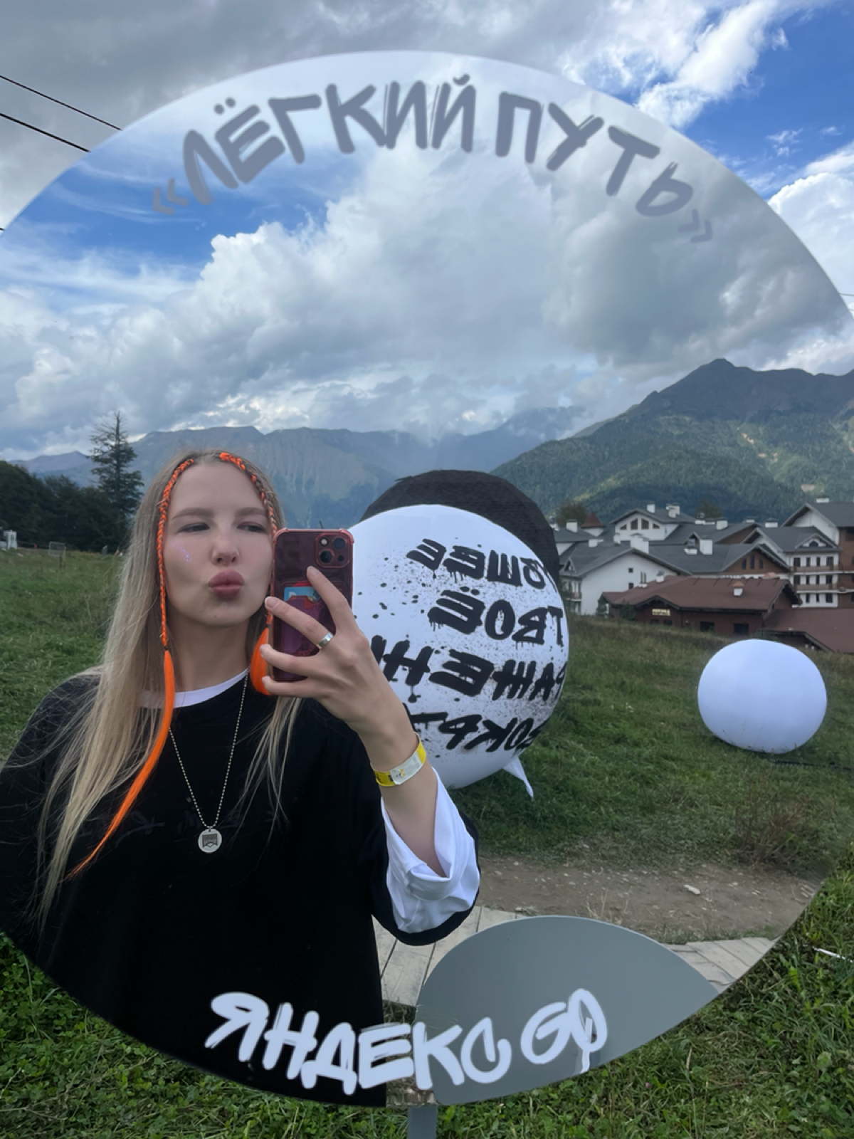 Люблю свою работу за то, что не называю и не подразумеваю ее «работой» 😅  
Она - моя деятельность по совмещению всего самого моего любимого | Сетка — социальная сеть от hh.ru