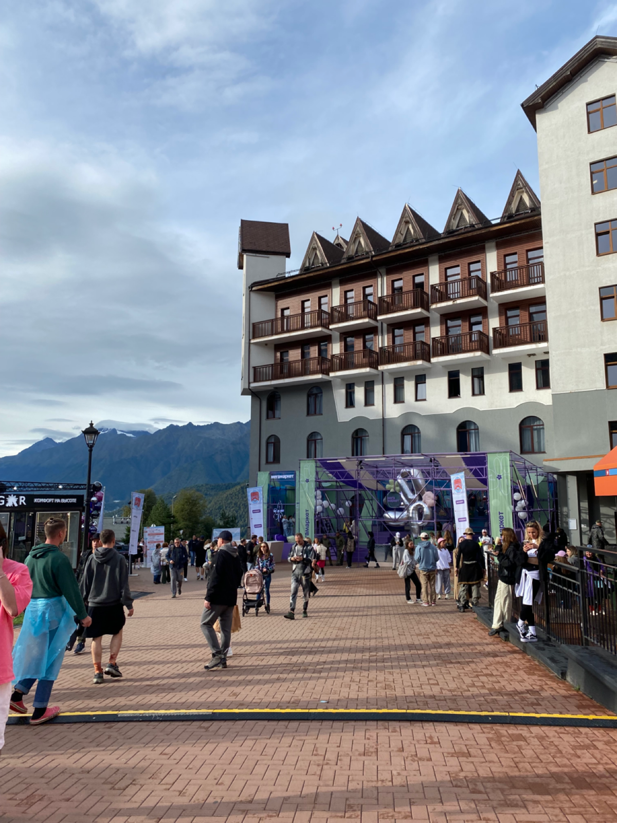 Люблю свою работу как минимум за коллег. Таких креативных, смешных, добрых, умных, разных, классных | Сетка — социальная сеть от hh.ru