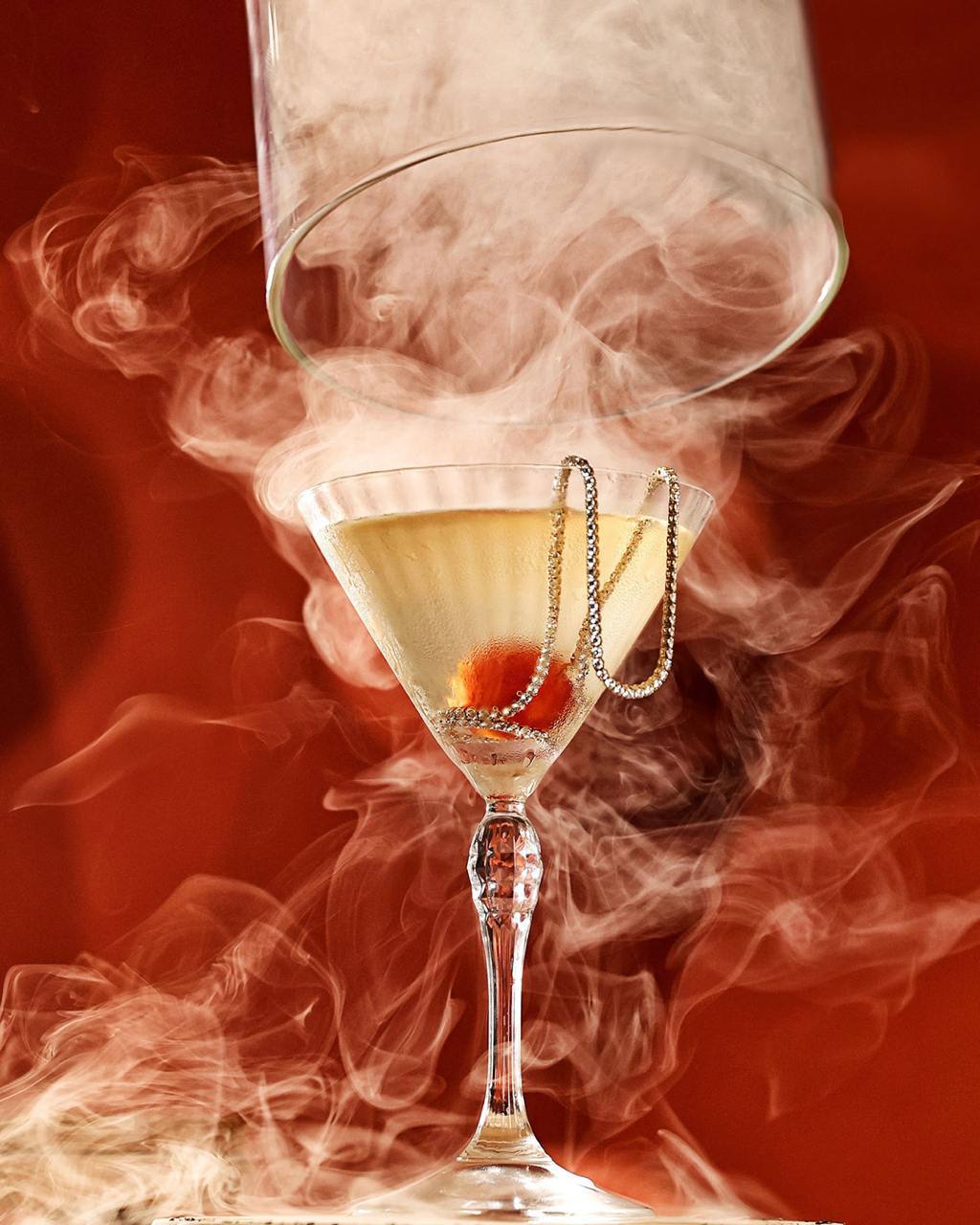 Мартини за 13 тысяч долларов, как вам такое? Чикагский бар Adalina недавно добавил в меню элегантный и по всем критериям роскошный коктейль «Marrow Martini», разработанный в сотрудничестве с ювелирным... | Сетка — социальная сеть от hh.ru