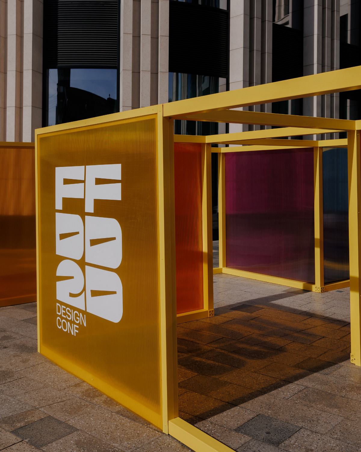 Ребята, всем привет! 
Я здесь для себя открыл новую соцсети для дизайнеров Dprofile, и уже опубликовал там свой проект — моё портфолио, свёрстанное в стильную интерактивную UI-презентацию, сделанную в... | Сетка — социальная сеть от hh.ru