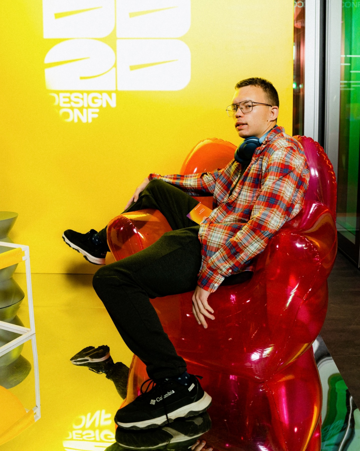 Ребята, всем привет! 
Я здесь для себя открыл новую соцсети для дизайнеров Dprofile, и уже опубликовал там свой проект — моё портфолио, свёрстанное в стильную интерактивную UI-презентацию, сделанную в... | Сетка — социальная сеть от hh.ru