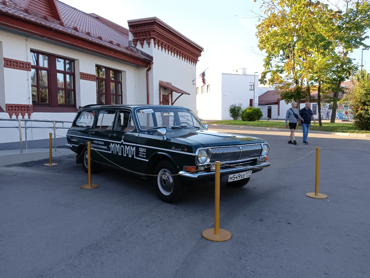 Помню ВДНХ двадцать лет назад. Жаль, тогда смартфонов не было. Всё было в упадке. Везде сплошная торговля. Хотя, у меня до сих пор служат вещи, купленные там.
А сейчас это отличная зона для прогулок | Сетка — социальная сеть от hh.ru