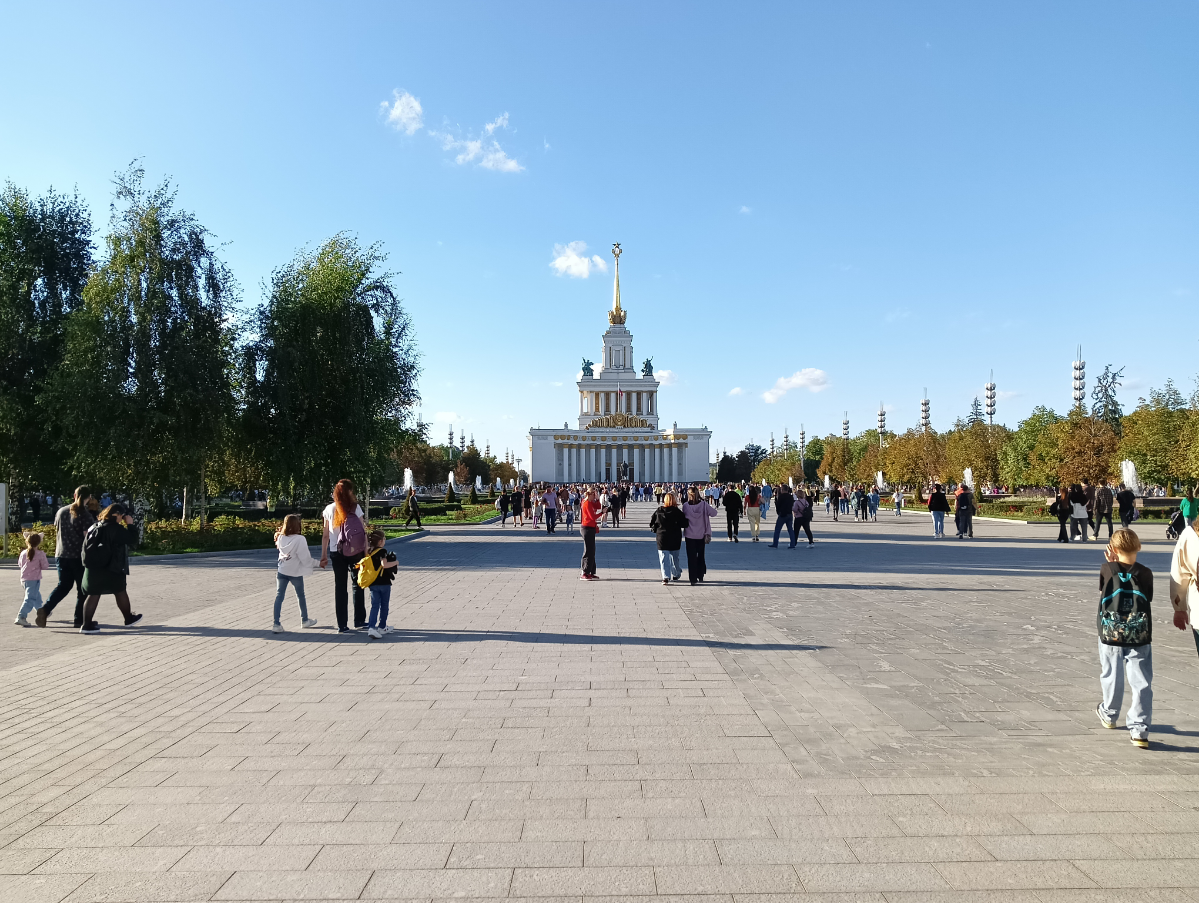Помню ВДНХ двадцать лет назад. Жаль, тогда смартфонов не было. Всё было в упадке. Везде сплошная торговля. Хотя, у меня до сих пор служат вещи, купленные там.
А сейчас это отличная зона для прогулок | Сетка — социальная сеть от hh.ru