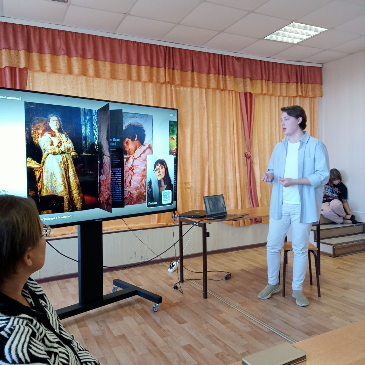 Все, для для родителей тоже выступил!
Пришлось чуть подужиматься, но все прошло очень хорошо. Все слушали внимательно и смехом реагировали на мемы и шутки.
Рад был рассказать об альтернативе диплому | Сетка — социальная сеть от hh.ru