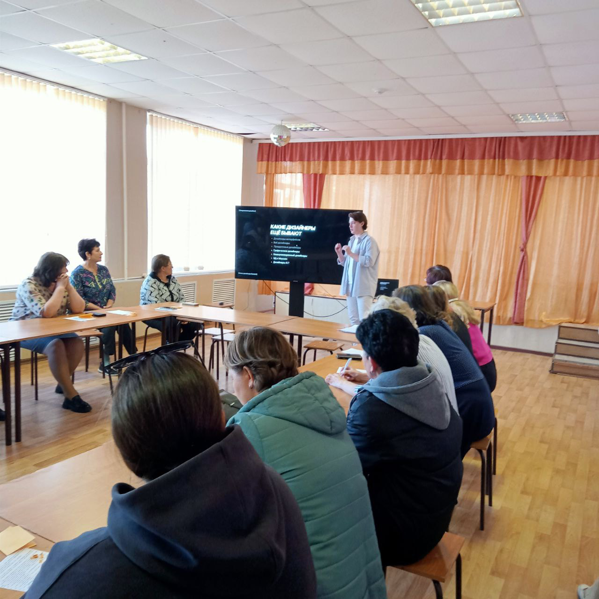 Все, для для родителей тоже выступил!
Пришлось чуть подужиматься, но все прошло очень хорошо. Все слушали внимательно и смехом реагировали на мемы и шутки.
Рад был рассказать об альтернативе диплому | Сетка — социальная сеть от hh.ru