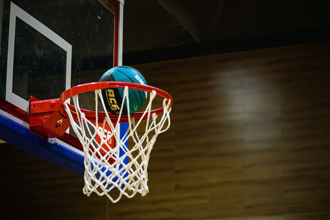 JÖGEL АСБ ECOBALL - официальный мяч Ассоциации студенческого баскетбола!
На прошлой неделе в «Доме полимеров» СИБУРа компания JÖGEL и АСБ презентовали мяч сезона 2024/2025, которым уже совсем скоро бу... | Сетка — социальная сеть от hh.ru