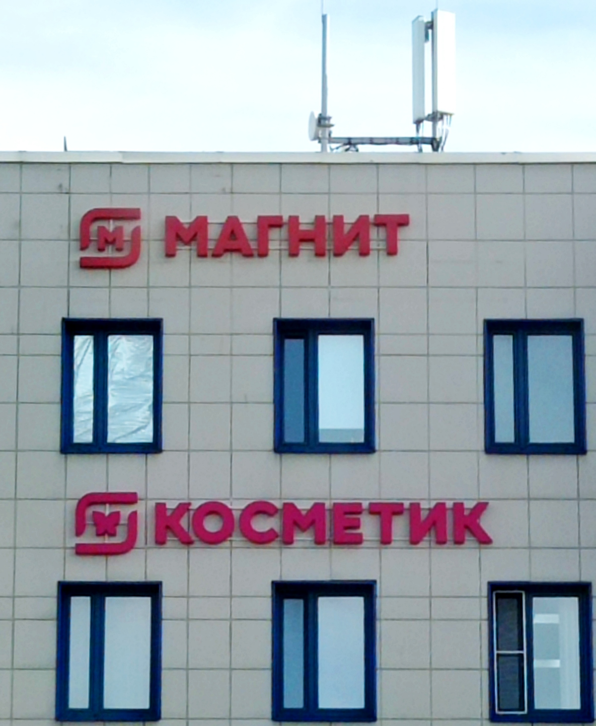 Стою смотрю на вывески. И осознал, что у меня случилась проф.деформация.
А вы используете сетку для выравнивания элементов графики или ровняете на глаз? | Сетка — социальная сеть от hh.ru