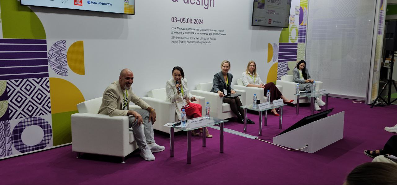 Доброго дня всем!
Продолжаем про спикерство, вижу голоса и комментарии, что тема интересна.
На фото - выступление 3-го сентября | Сетка — социальная сеть от hh.ru