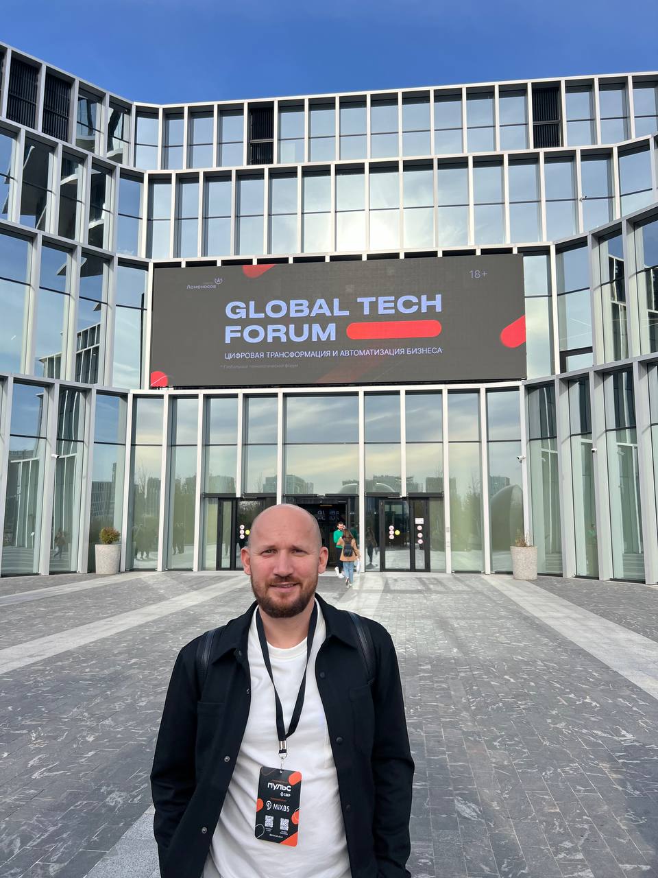 Сегодня участвую в панельной дискуссии на главной сцене Global Tech Forum «ИИ за и против» с интернет - обмудсменом Дмитрий Мариничев.
Формат дискуссии на выступлении очень интересный | Сетка — социальная сеть от hh.ru