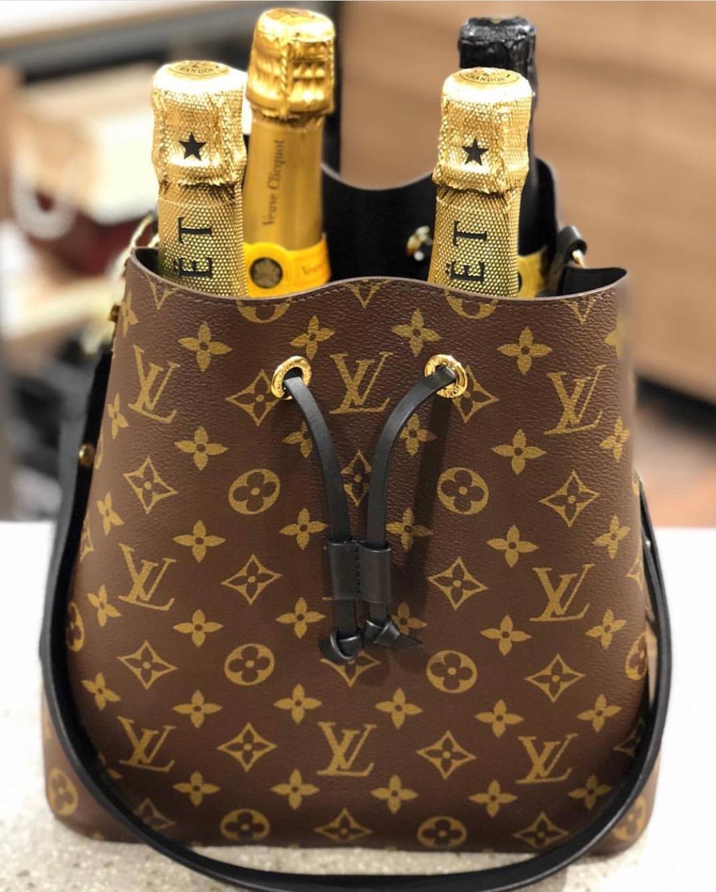 Louis Vuitton 
Моя первая брендовая сумка была от Louis Vuitton, купленная в Париже. Именно поэтому этот бренд для меня стал символом особого шика | Сетка — социальная сеть от hh.ru