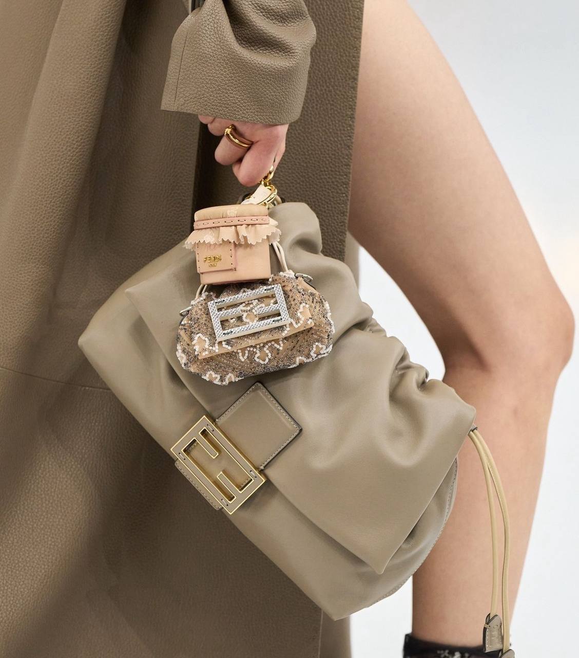 Орундий, Fendi выпустили сумку для, внимание, банки варенья. Да, туда реально можно положить варенье на случай, если вам захочется поесть сладкого | Сетка — социальная сеть от hh.ru
