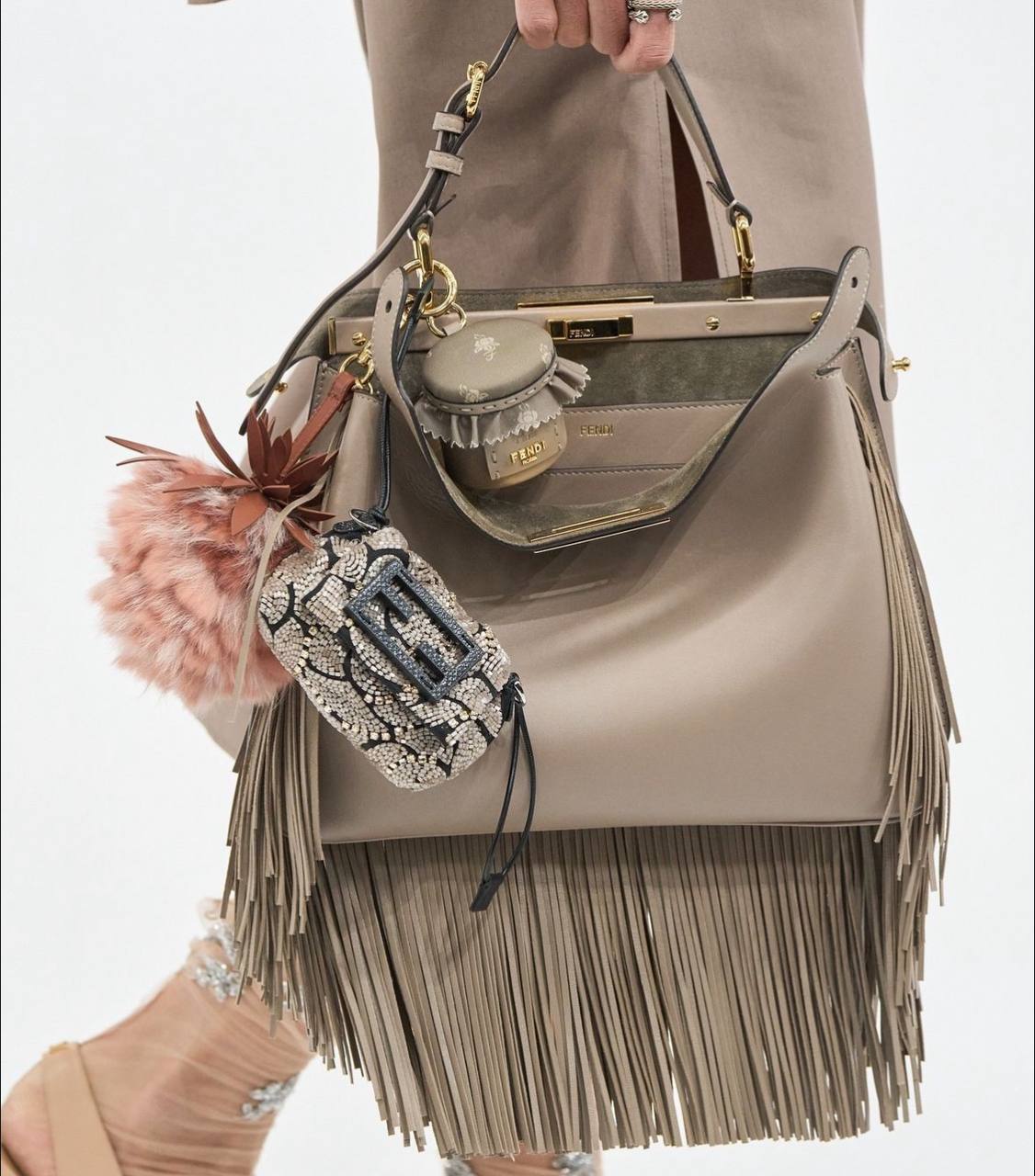 Орундий, Fendi выпустили сумку для, внимание, банки варенья. Да, туда реально можно положить варенье на случай, если вам захочется поесть сладкого | Сетка — социальная сеть от hh.ru